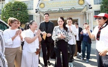 Bà Paetongtarn thăm ông Thaksin, thu hút chú ý trước thềm tổng tuyển cử