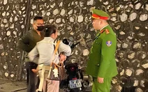 Kịp thời ngăn chặn người phụ nữ ôm con nhỏ định nhảy cầu Bãi Cháy