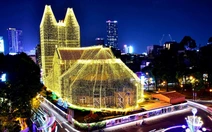 Nhà thờ Đức Bà lên đèn đón Giáng sinh, người dân nô nức đến check-in