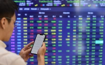 VN-Index tăng tiếp 12 điểm, cổ phiếu ngân hàng ngập sắc xanh