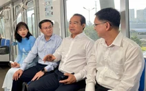 Chủ tịch UBND TP.HCM đi metro số 1 đến Trung tâm Phục vụ hành chính công trong ngày đầu ra mắt