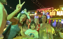 Khách du lịch 'vây' phố cổ Hội An cùng đếm ngược chào năm mới 2026