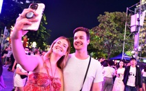 Biển người đổ về trung tâm TP.HCM, Hà Nội, Đà Nẵng… chờ khoảnh khắc đón năm mới 2026