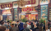 Dừng thu phí Núi Sam phải sử dụng ngân sách hay tiền công đức nuôi bộ máy?