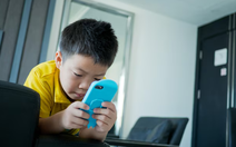 Trẻ xem điện thoại, máy tính bảng quá sớm có thể bị thay đổi cấu trúc não
