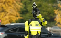 Robot cảnh sát giao thông làm việc đâu ra đó