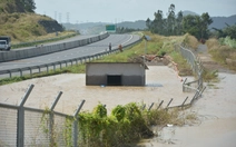 Hình ảnh máy bơm chống ngập cao tốc Phan Thiết - Dầu Giây chìm nghỉm trong nước lũ