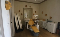 Bức ảnh căn phòng chứa đầy mặt nạ trên đảo của tỉ phú Epstein là thật