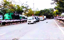 Gần 1.500 học sinh nghiêm trang kính tiễn thầy giáo thể dục ở Giồng Riềng về đất mẹ