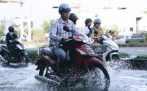 Triều cường ở TP.HCM: Đến hẹn lại lên vào giờ tan tầm