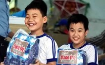 Quà của bạn đọc Tuổi Trẻ đến với thầy trò vùng lũ Khánh Hòa