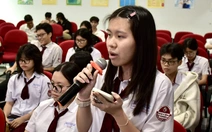 Học thực tế tại báo Tuổi Trẻ, học sinh hỏi cách tránh tin tiêu cực trên mạng xã hội