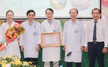 UBND TP.HCM khen thưởng đột xuất ê kíp tái nối bàn tay đứt lìa cho sản phụ mang song thai