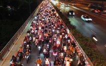 Nước cống tràn lên mặt đường Võ Nguyên Giáp vì triều cường, hàng ngàn xe máy 'bò' qua đoạn ngập