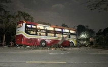Xe giường nằm lao vào nhóm người đang uống nước bên lề đường, 2 người chết