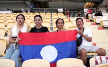 Cha mẹ cầu thủ Lào gốc Việt sang Thái Lan cổ vũ