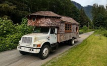 Nhà di động độc đáo người khó mua nhà sẽ thích: Chi phí chỉ ngang Mazda CX-5, như nhà cổ giữa rừng