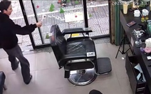 Thợ cắt tóc dùng tuyệt chiêu khi quán vắng khách