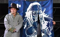 Johnny Depp nhận món quà đặc biệt từ tác giả One Piece Eiichiro Oda