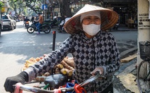 Những người mưu sinh 'bán mặt' trong bụi bặm đường phố Hà Nội