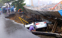 'Hố tử thần' nuốt 2 ô tô, đường nứt toác: Ai bồi thường?