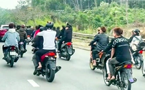 Hàng chục thanh niên không đội mũ bảo hiểm chạy xe máy trên quốc lộ 1
