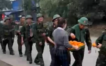 Gặp bộ đội hành quân, chị bán hoa quả tại Thái Nguyên đưa cả rổ cam mời