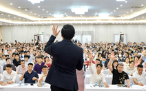 Học viên tham gia khóa học làm giàu tăng đột biến, công ty một diễn giả lãi lớn