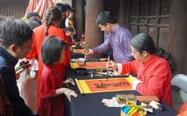 Xếp hàng dài chờ xin chữ tại Văn Miếu, bãi gửi xe ven đường thu 100.000 đồng