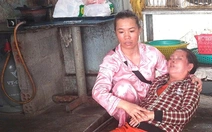 Người phụ nữ đang rửa chén bất ngờ bị thanh niên lạ mặt đánh tới tấp, ngất xỉu