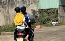 Vẫn chở ba, không mũ bảo hiểm phóng nhanh trước cổng trường