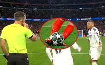 Fan kinh ngạc khi Mbappe 'nhanh mắt' hơn cả VAR