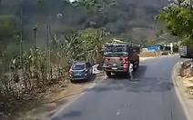 Tài xế lao ô tô vào lề đường vì vượt ẩu