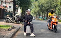 Cảnh sát giao thông lập biên bản người phụ nữ 'cầm lái' vali điện ở quận 1