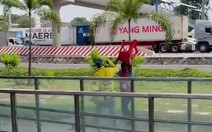 Đánh nhau ở ga metro số 1: Bảo vệ nhắc nhở, tài xế xe ôm nói 'hút kệ tôi, mắc mớ gì đến ông'