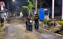 Hai thanh niên giật điện thoại bị 'ma ám'