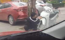 Tài xế ô tô nhanh trí giữ lại được xe máy trước tên trộm