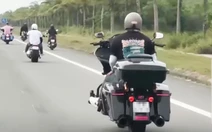 Công an mời làm việc người buông hai tay lái mô tô ở Quảng Nam