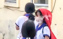 Nhóm nữ sinh tiểu học ‘phì phèo’ thuốc lá trong sân trường