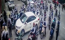 Ô tô đỗ bừa bãi trước cổng trường, nhà trường và phụ huynh bức xúc