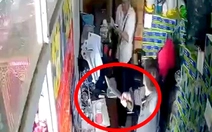 Truy xét kẻ cầm hung khí xông vào công ty nhựa dọa chém người phụ nữ ở Bình Chánh