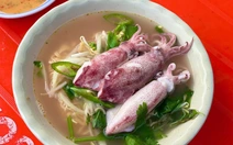 Vì sao trend ăn mì tôm mực lại hot ở biển Đà Nẵng?