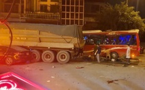 21 người bị thương sau cú va chạm giữa xe đầu kéo với xe đạp, xe khách, xe con