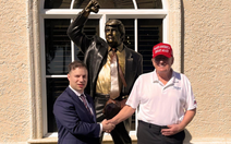 Ông Trump được tặng tượng đồng tái hiện cảnh bị ám sát hụt