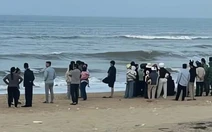 Tắm biển cùng nhóm bạn, một học sinh bị sóng cuốn mất tích