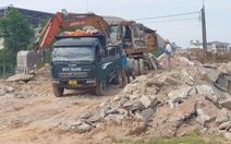 Dân hứng bụi từ bãi xà bần khổng lồ, phường nói 'sẽ phối hợp xử lý'