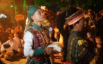 Hàng ngàn du khách dự khai hội Tháp Bà Ponagar trong đêm