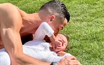 Fan ‘tan chảy’ với khoảnh khắc Ronaldo dịu dàng bên con gái