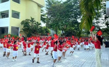 356 trẻ con công nhân đồng diễn chào mừng đại lễ 30-4