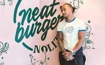 Tay đua F1 Lewis Hamilton 'lạc tay lái' trên đường... kinh doanh ăn chay